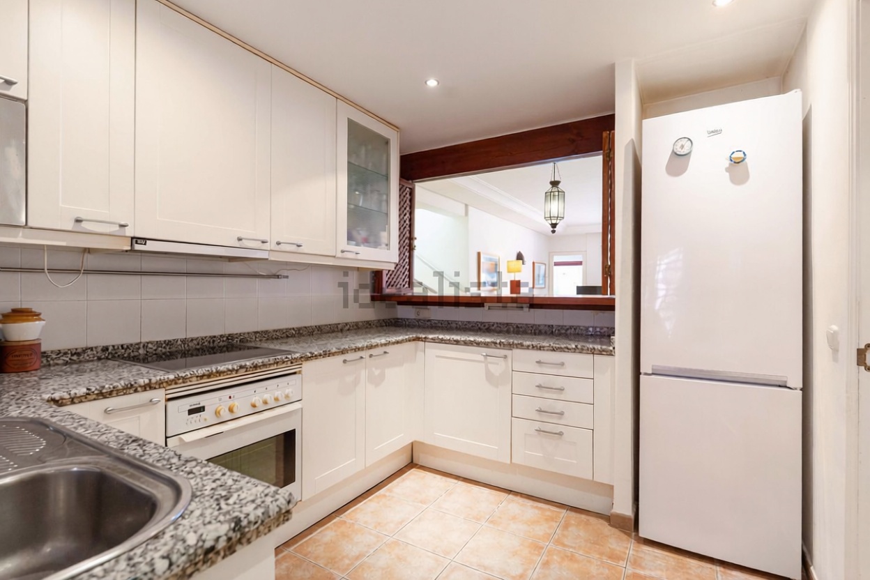 Beachfront duplex in Estepona — Kitchen