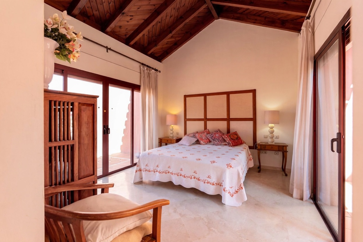 Beachfront duplex in Estepona — Bedroom