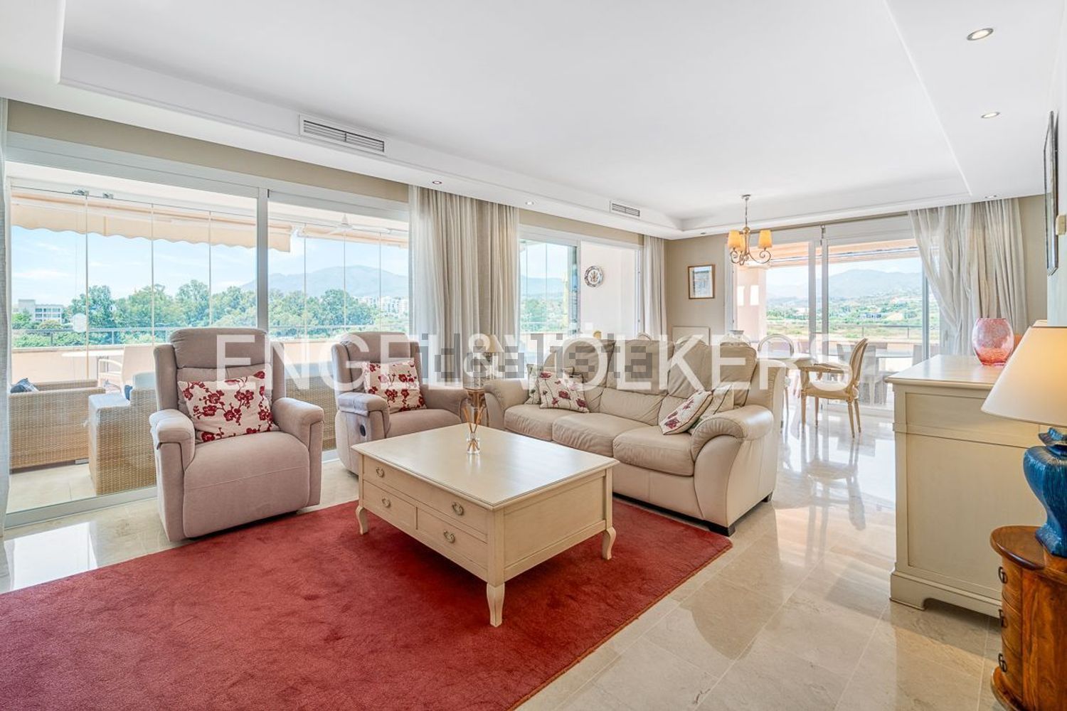 Dúplex en primera línea de playa en Estepona — Salón