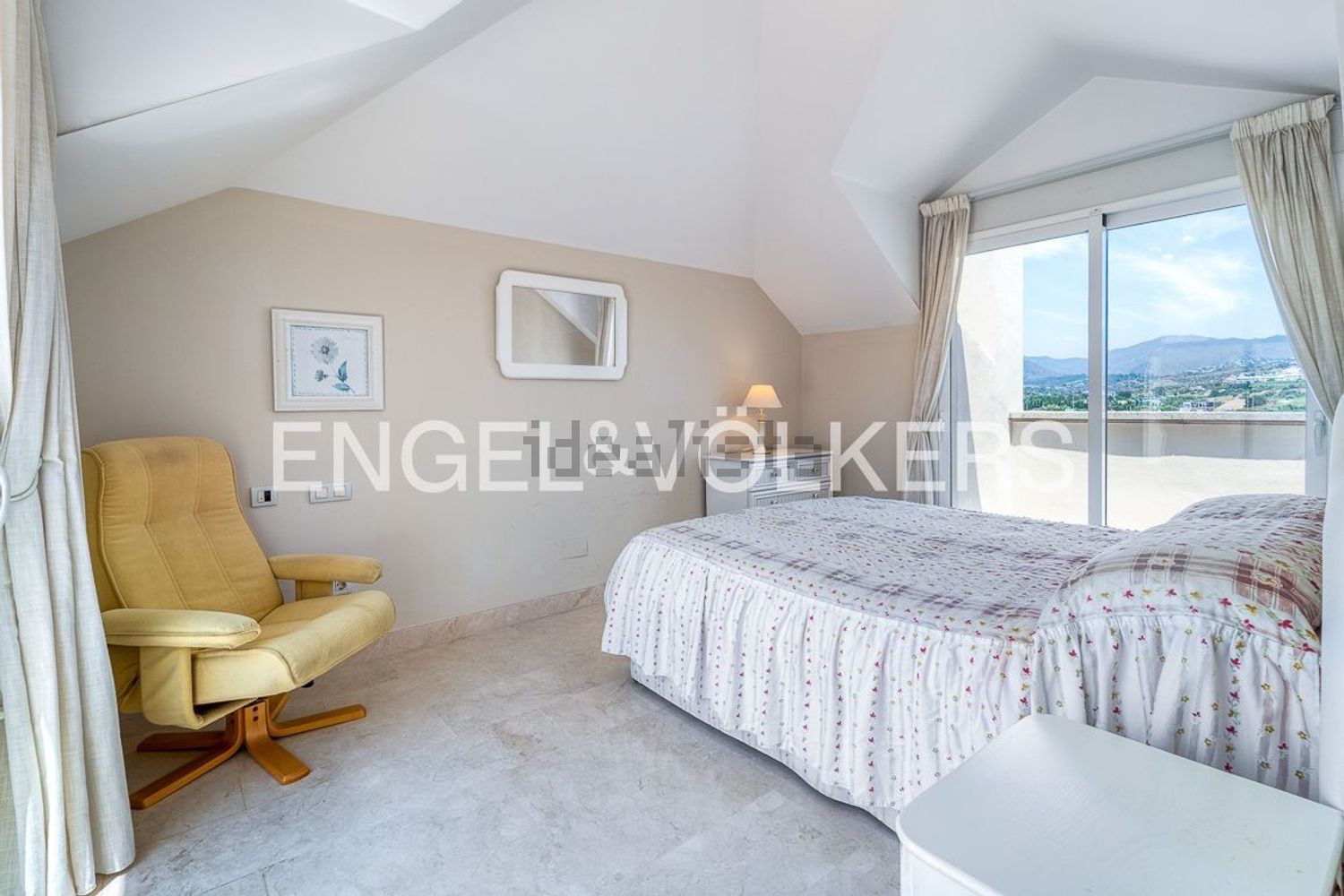 Dúplex en primera línea de playa en Estepona — Dormitorio