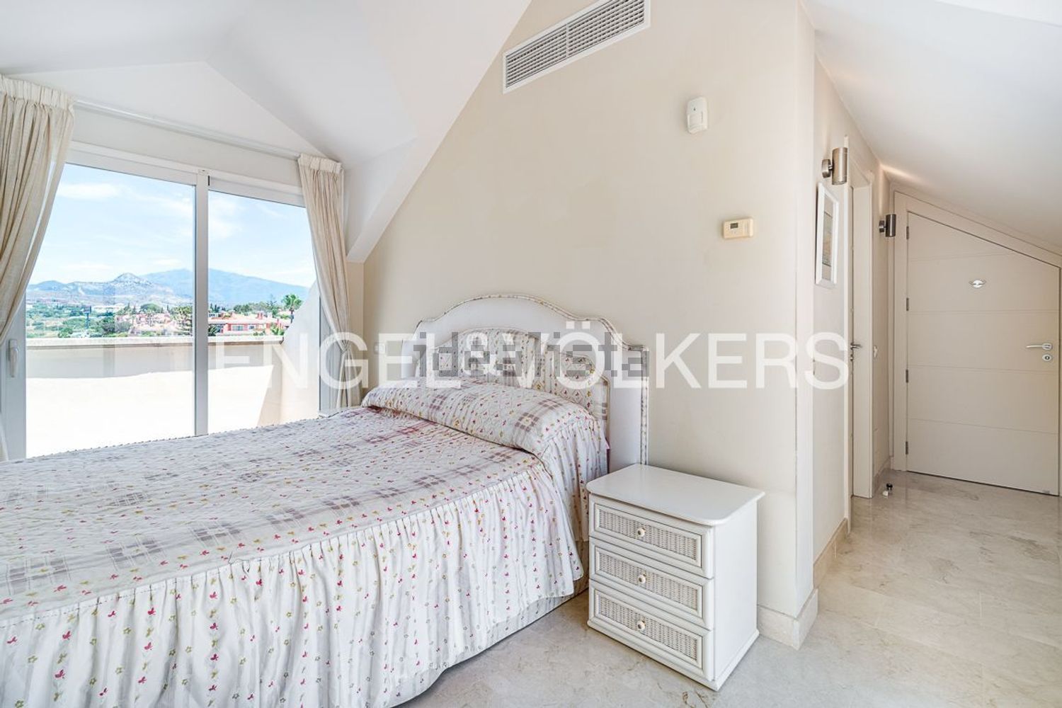 Dúplex en primera línea de playa en Estepona — Dormitorio