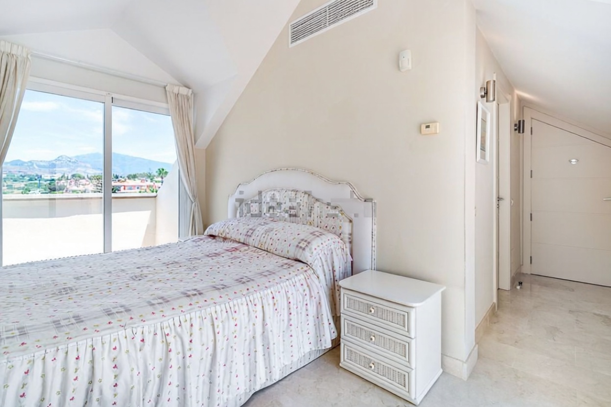 Duplex in erste Strandlinie in Estepona — Schlafzimmer