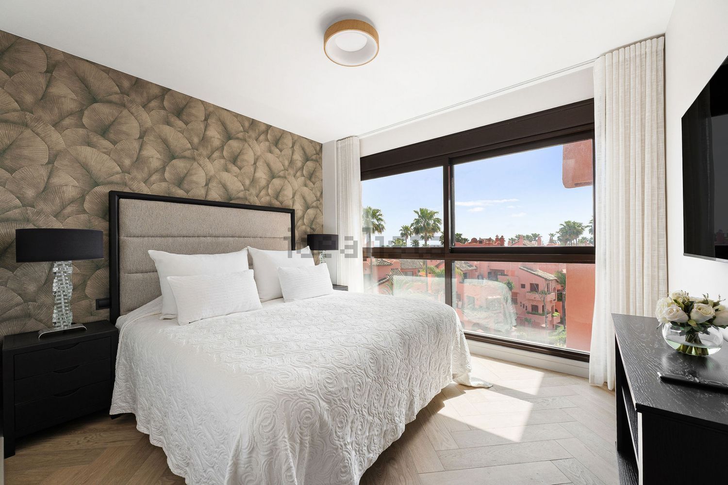 Ático en primera línea de mar en Estepona — Dormitorio