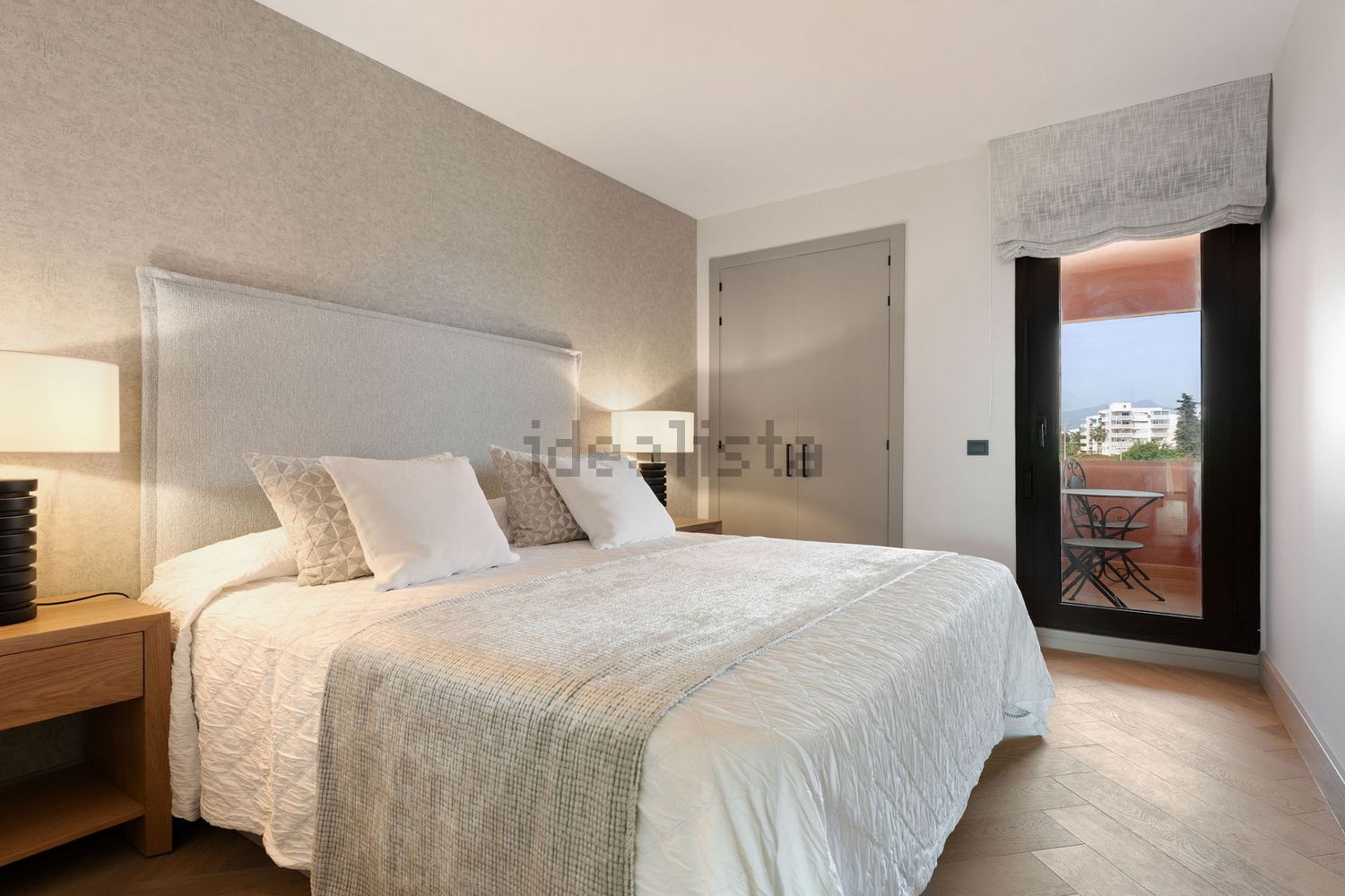 Ático en primera línea de mar en Estepona — Dormitorio
