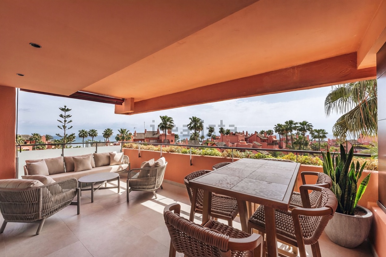 Ático en primera línea de mar en Estepona — Terraza mar