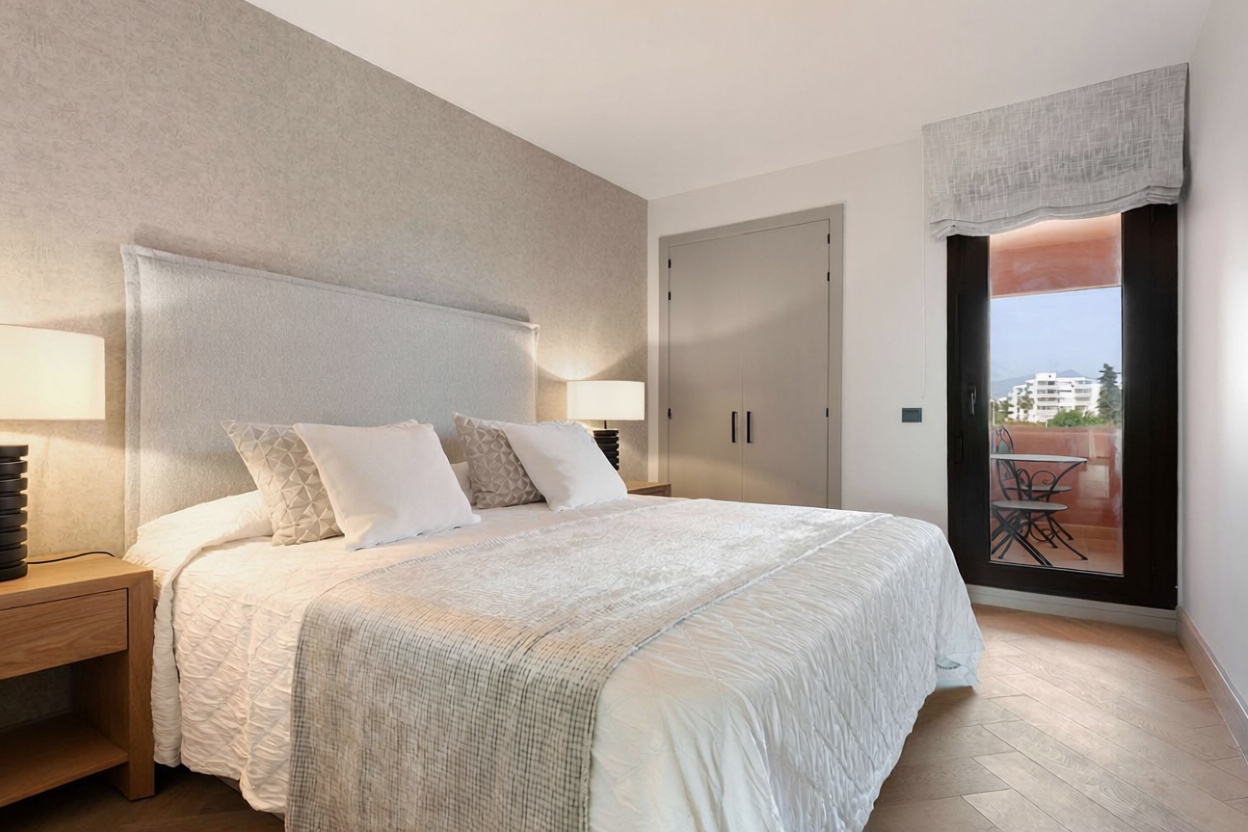 Ático en primera línea de mar en Estepona — Dormitorio