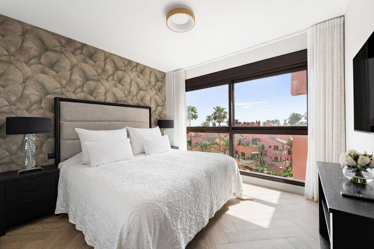Ático en primera línea de mar en Estepona — Dormitorio