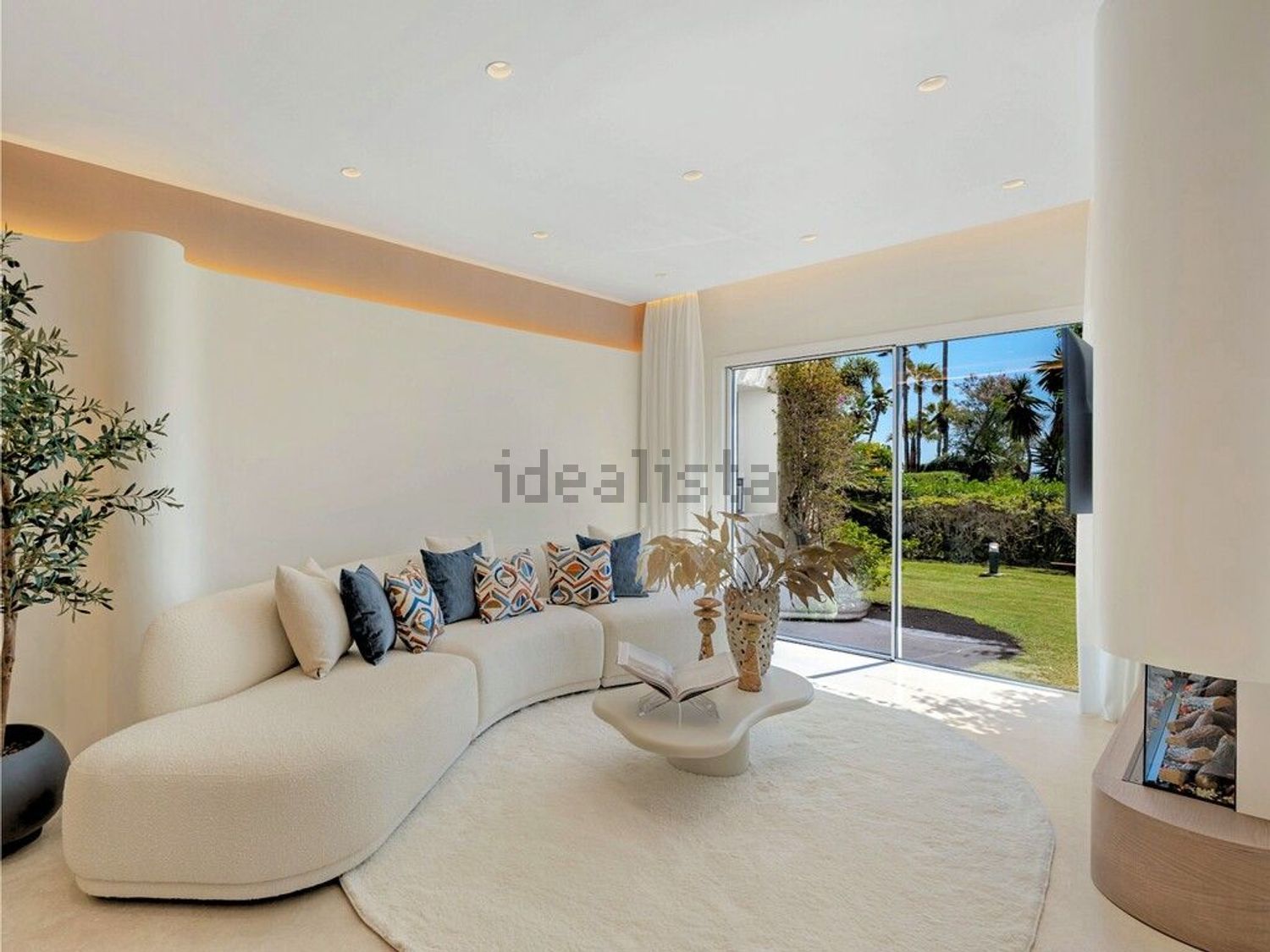 Villa con acceso directo a playa en Estepona — Salón