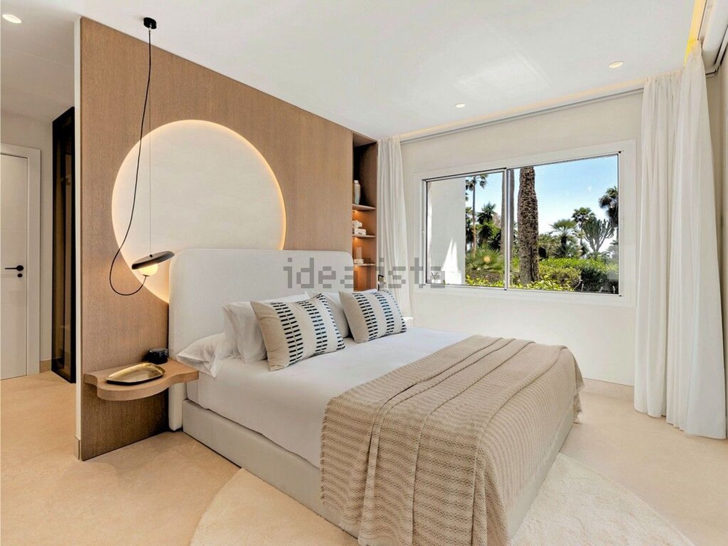 Villa con acceso directo a playa en Estepona — Dormitorio