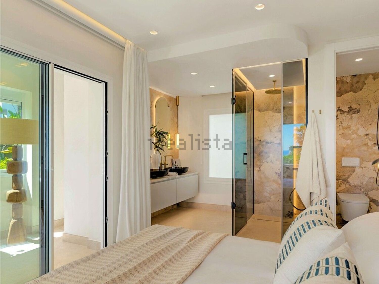Villa con acceso directo a playa en Estepona — Dormitorio