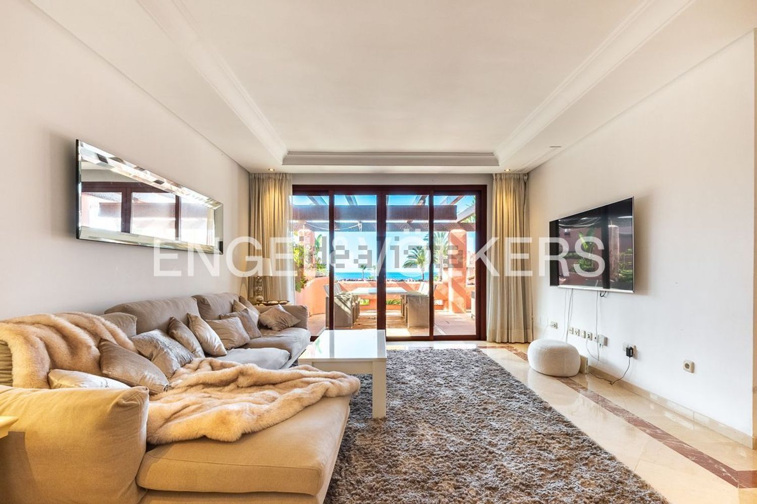 Apartamento em primeira linha de praia em Estepona — Sala