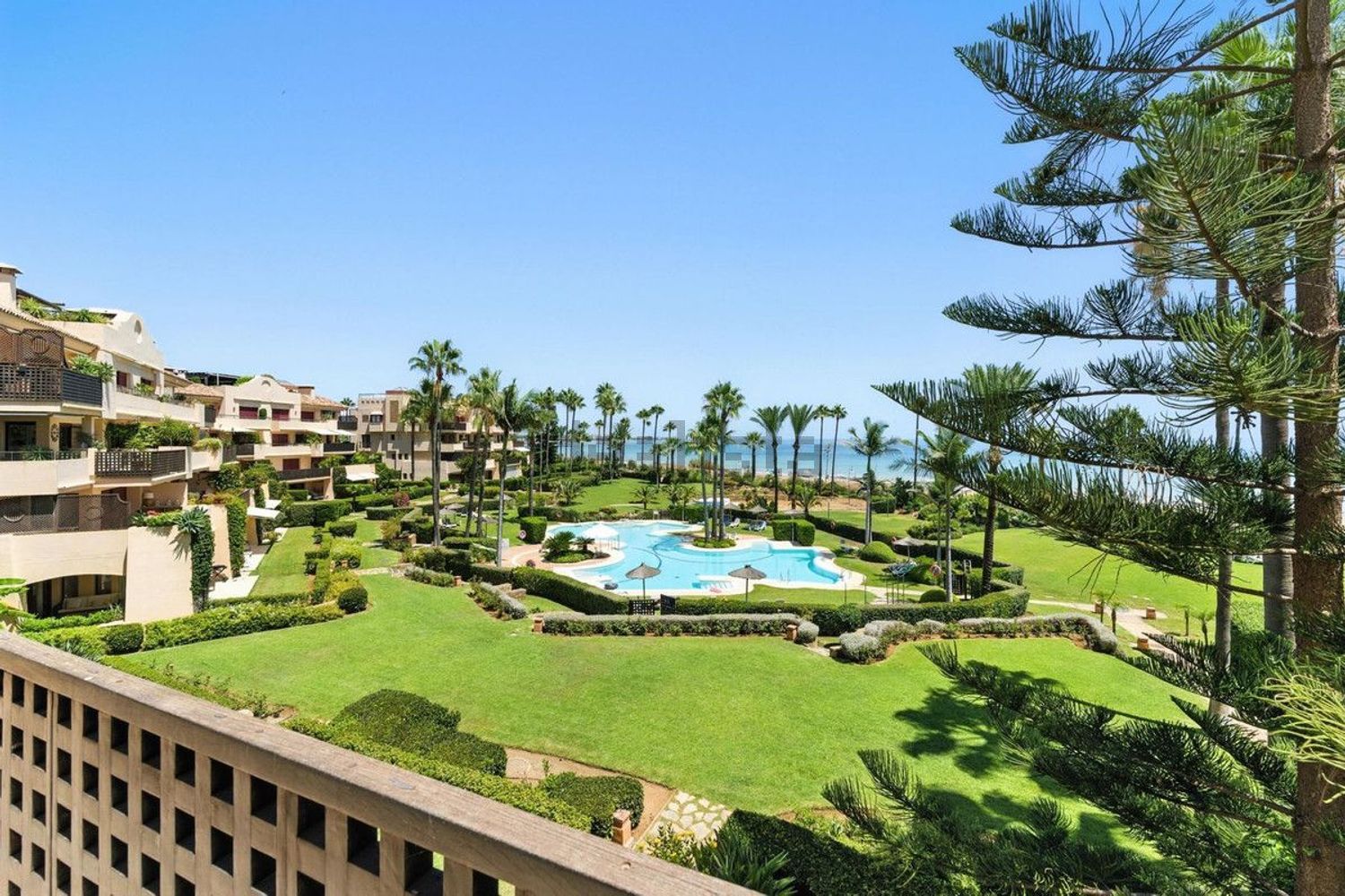 Apartamento em primeira linha de praia em Estepona — Vista mar