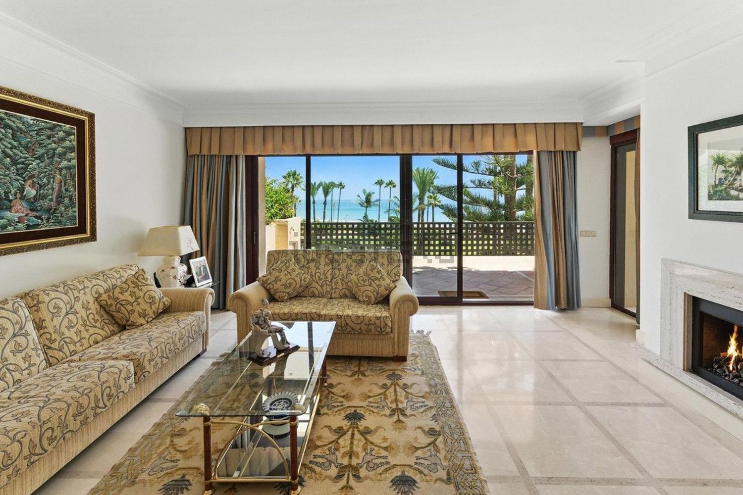 Apartamento em primeira linha de praia em Estepona — Sala
