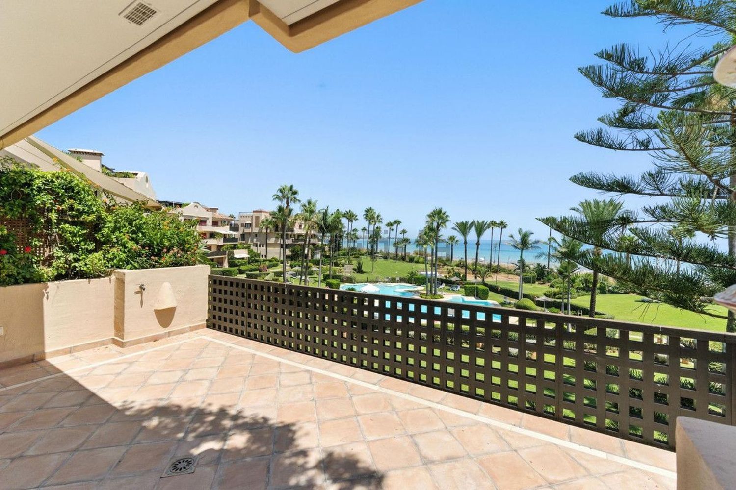 Beachfront flat in Estepona