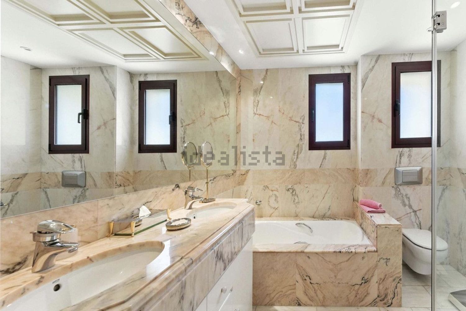 Apartamento em primeira linha de praia em Estepona — Casa banho