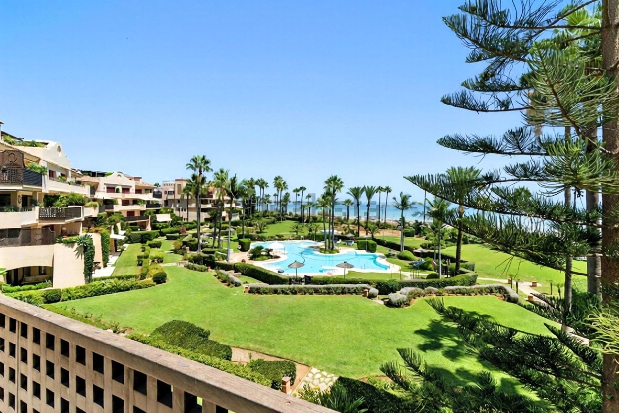 Piso en primera línea de playa en Estepona — Vista mar