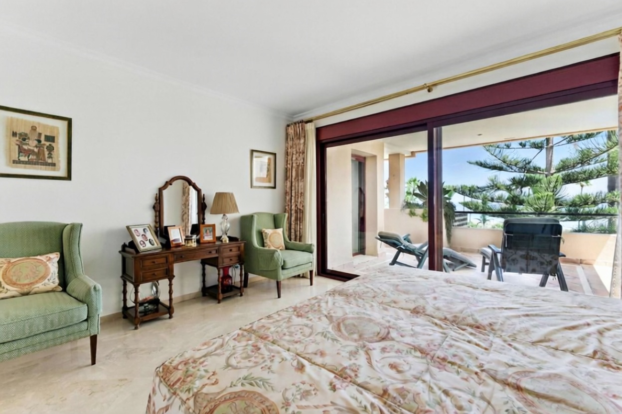 Piso en primera línea de playa en Estepona — Dormitorio