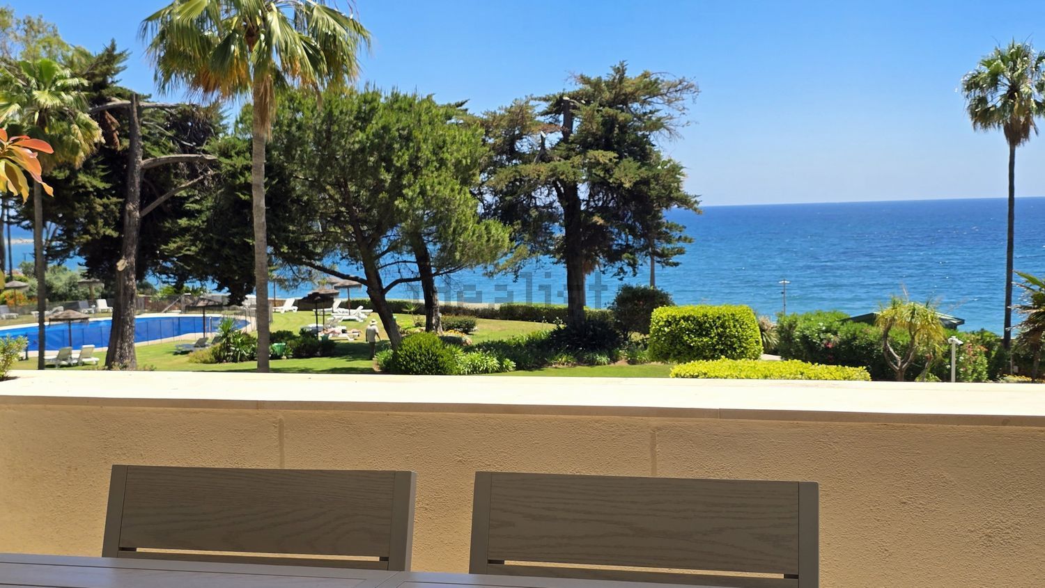 Квартира первая линия пляжа в Estepona