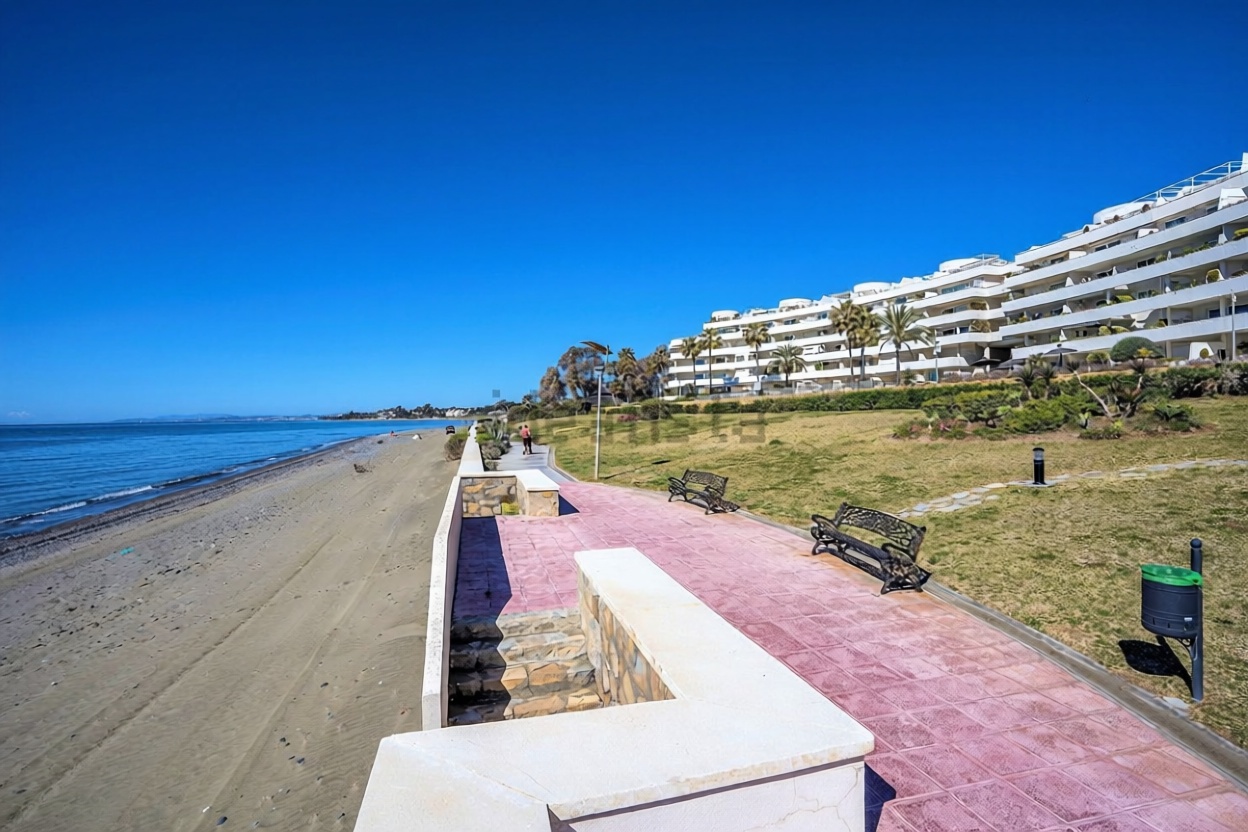 Piso en primera línea de playa en Estepona — Vista mar