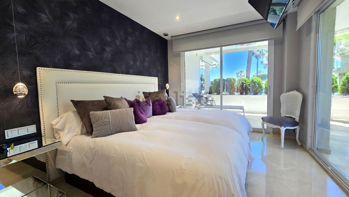 Piso en primera línea de playa en Estepona — Dormitorio