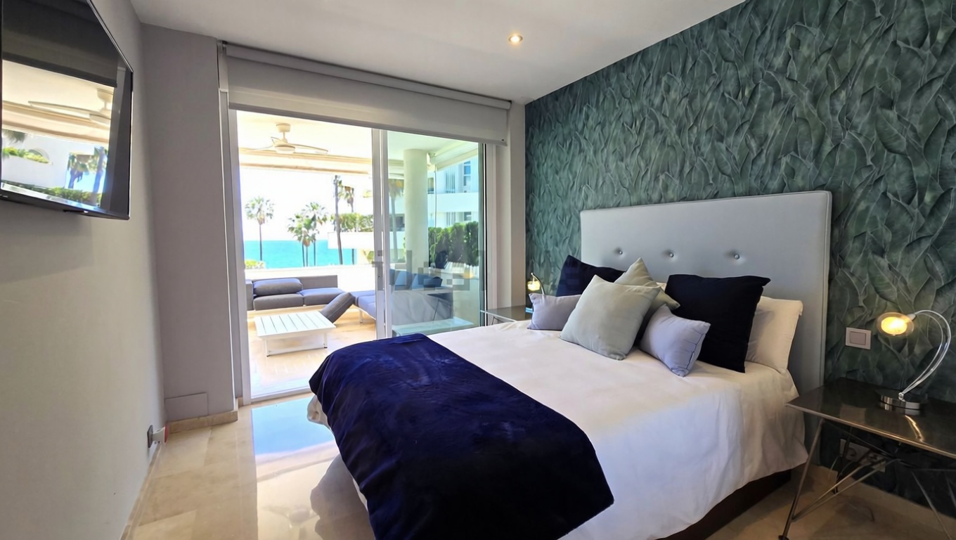 Piso en primera línea de playa en Estepona — Dormitorio