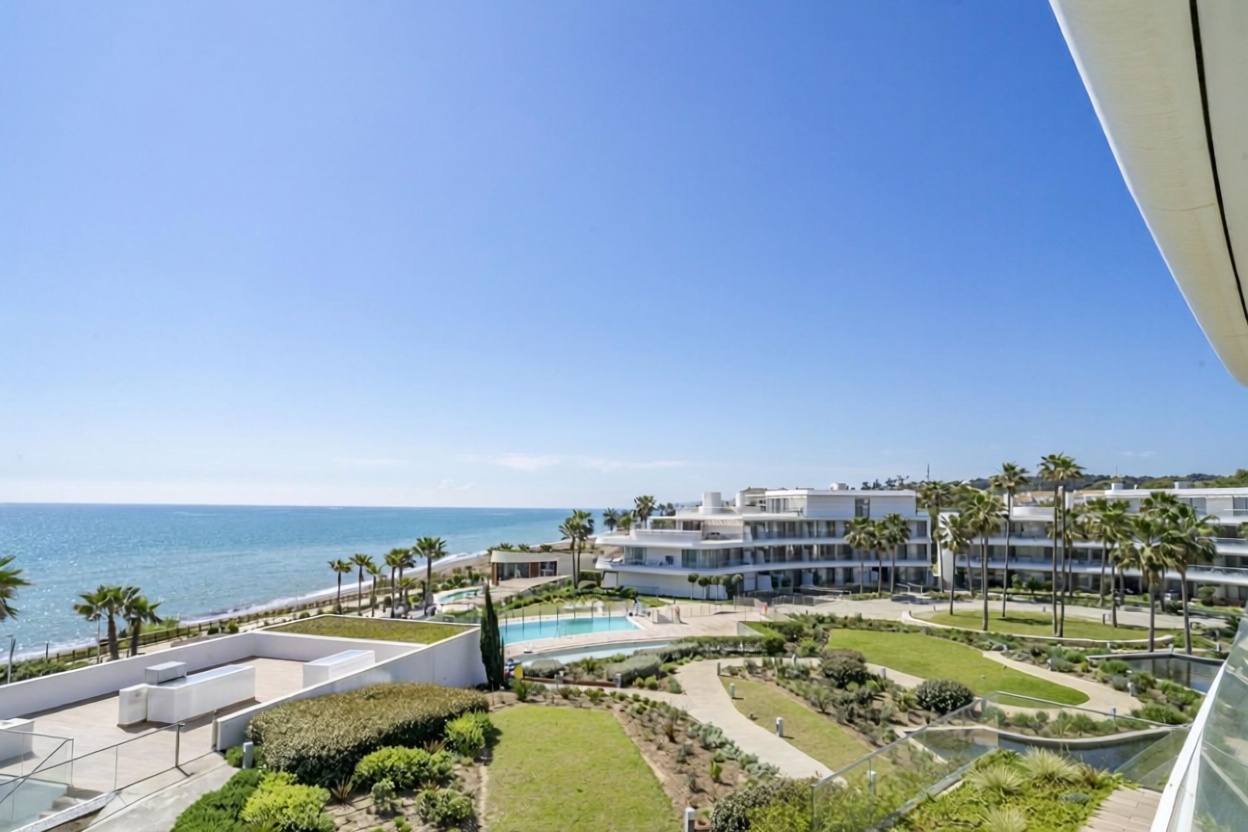 Beachfront flat in Estepona — Sea view