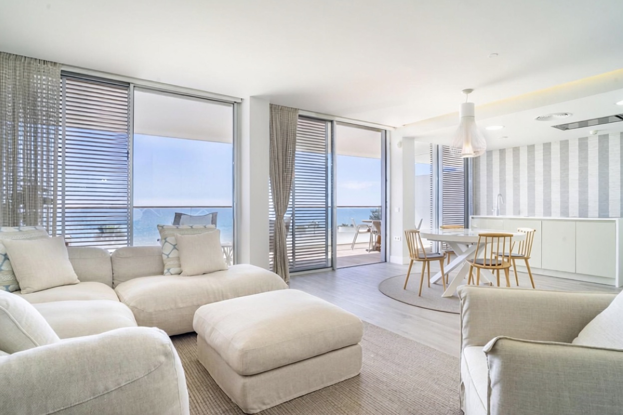 Beachfront flat in Estepona — Living room