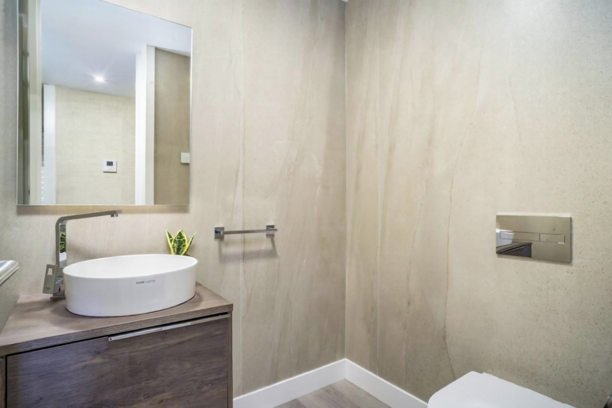 Beachfront flat in Estepona — Bathroom