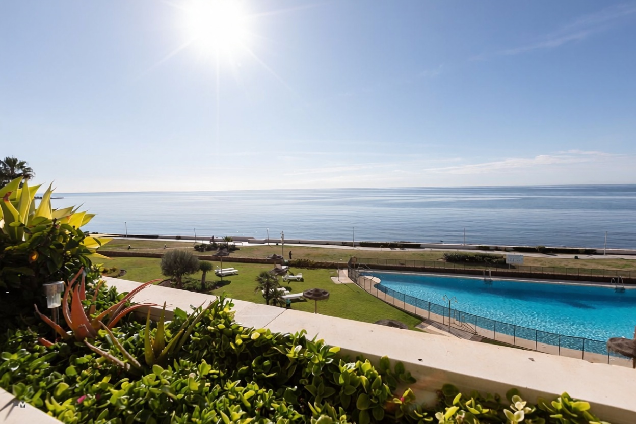 Beachfront flat in Estepona — Sea terrace