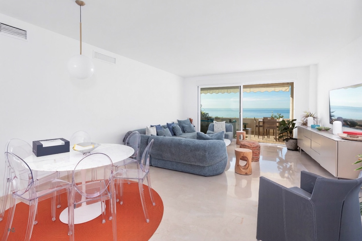Beachfront flat in Estepona — Living room