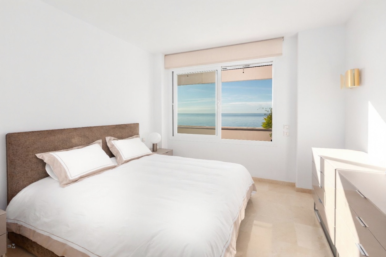 Beachfront flat in Estepona — Bedroom