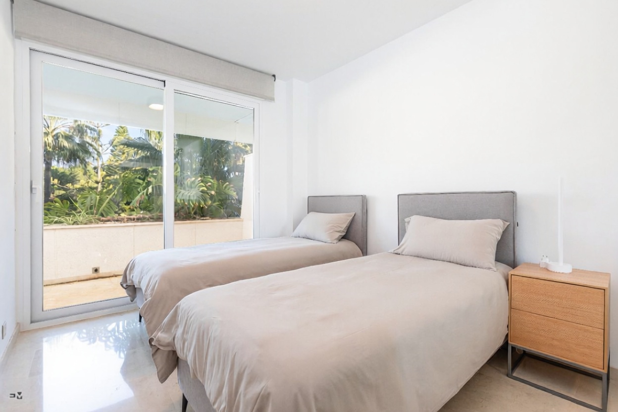 Beachfront flat in Estepona — Bedroom