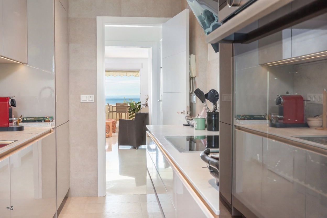 Beachfront flat in Estepona — Kitchen