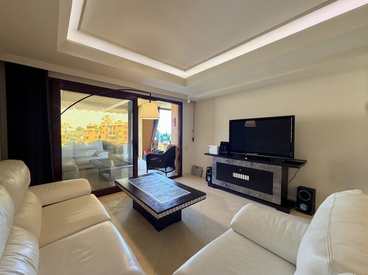 Casa con acceso directo a playa en Estepona — Salón