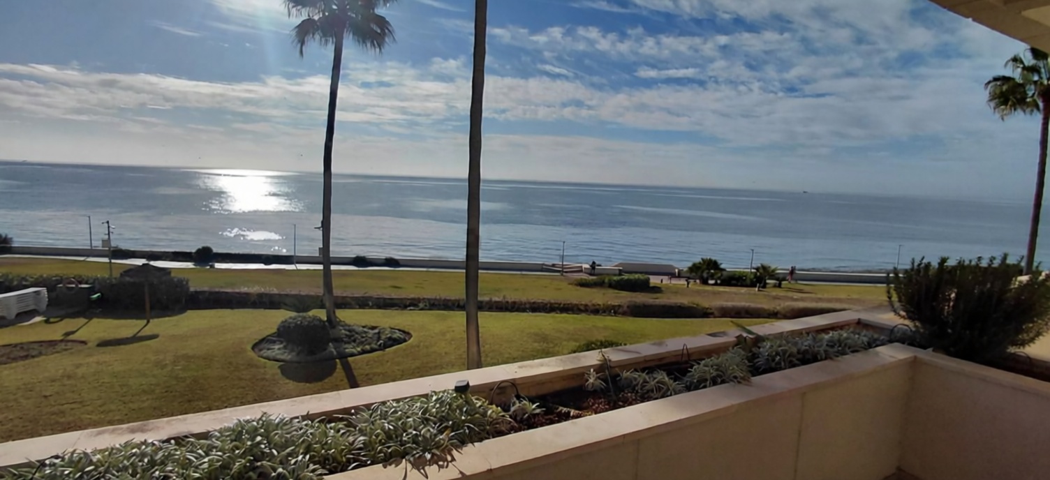 Beachfront flat in Estepona — Sea view