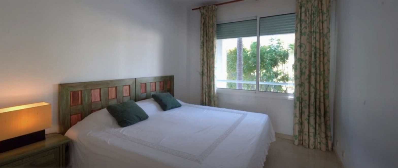 Beachfront flat in Estepona — Bedroom