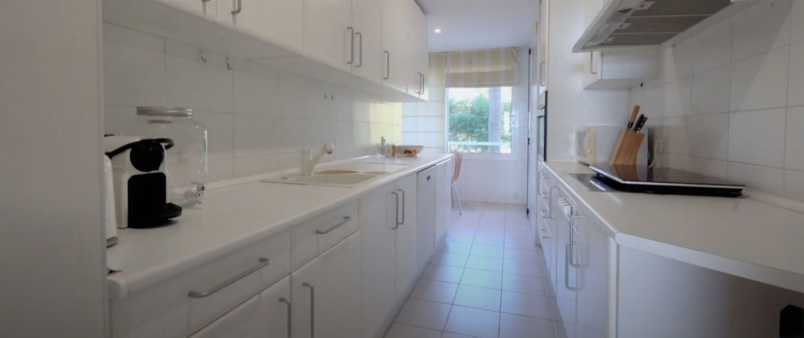 Beachfront flat in Estepona — Kitchen