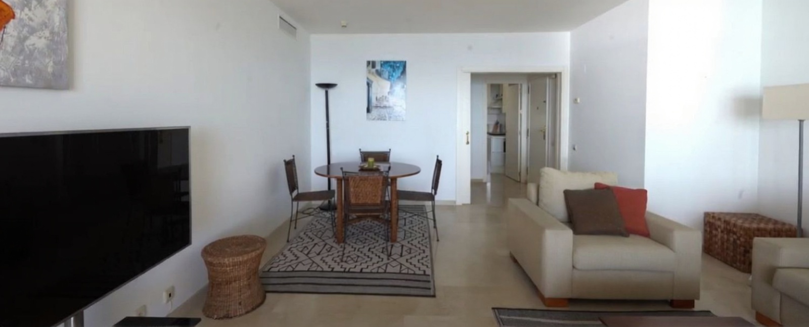 Beachfront flat in Estepona — Living room