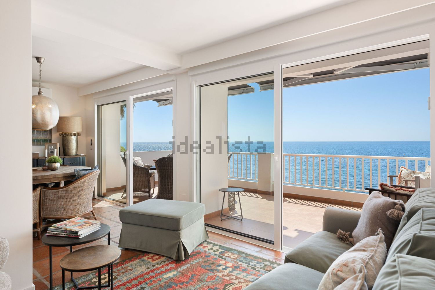 Duplex em primeira linha de praia em Estepona — Sala