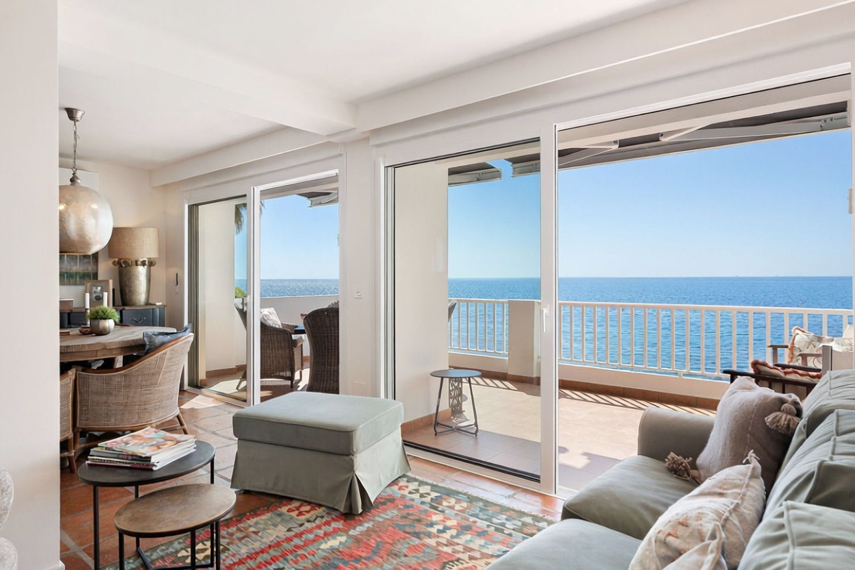 Dúplex en primera línea de playa en Estepona — Salón