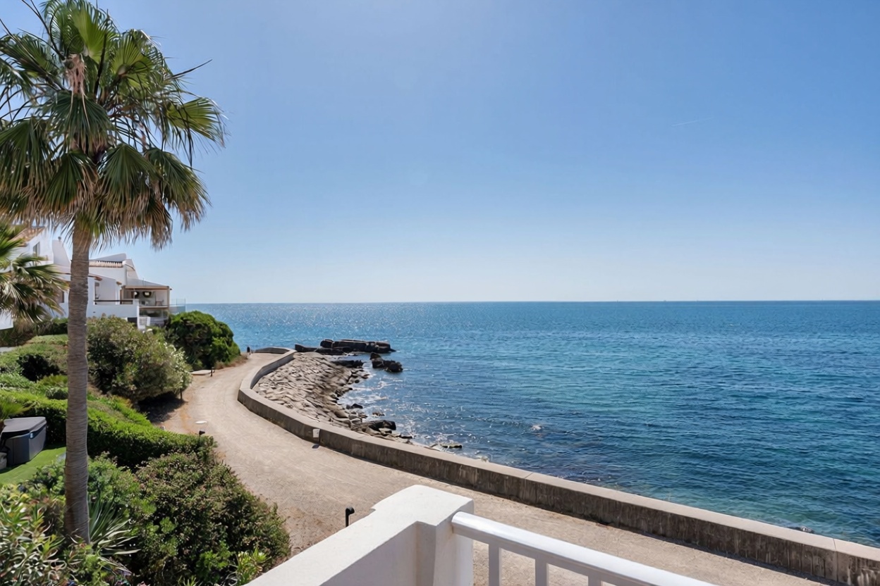 Dúplex en primera línea de playa en Estepona — Vista mar
