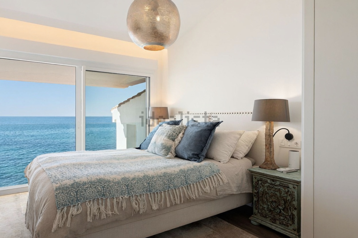 Dúplex en primera línea de playa en Estepona — Dormitorio