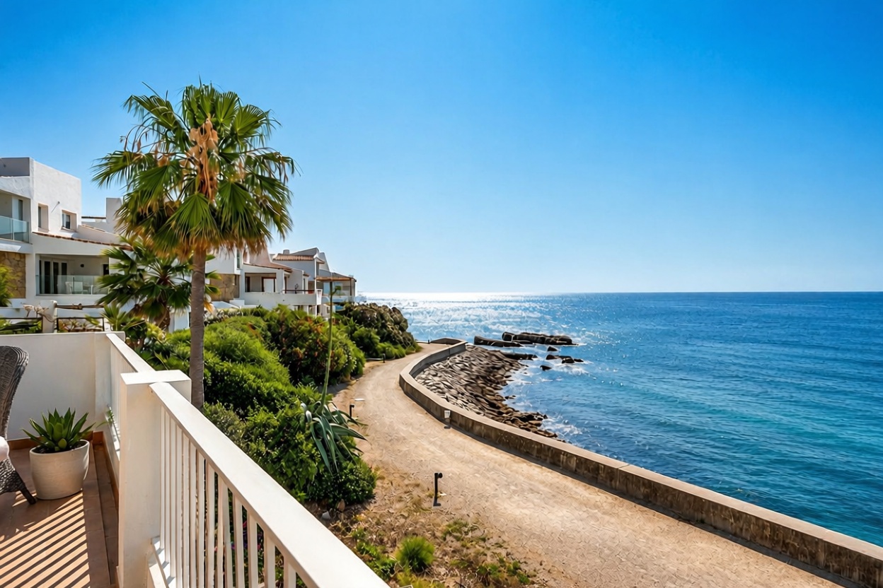 Dúplex en primera línea de playa en Estepona — Vista mar