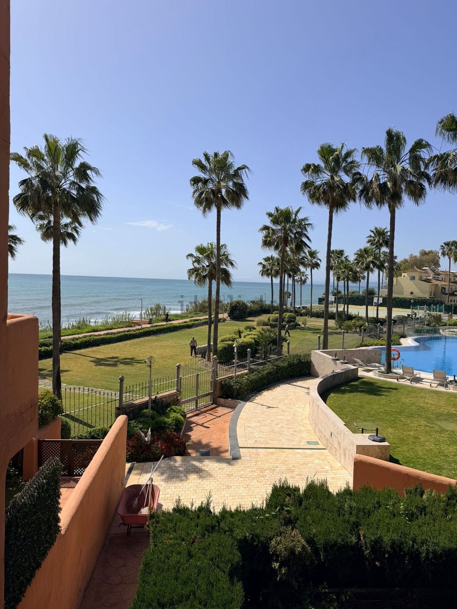 Apartamento em primeira linha de praia em Estepona — Vista mar