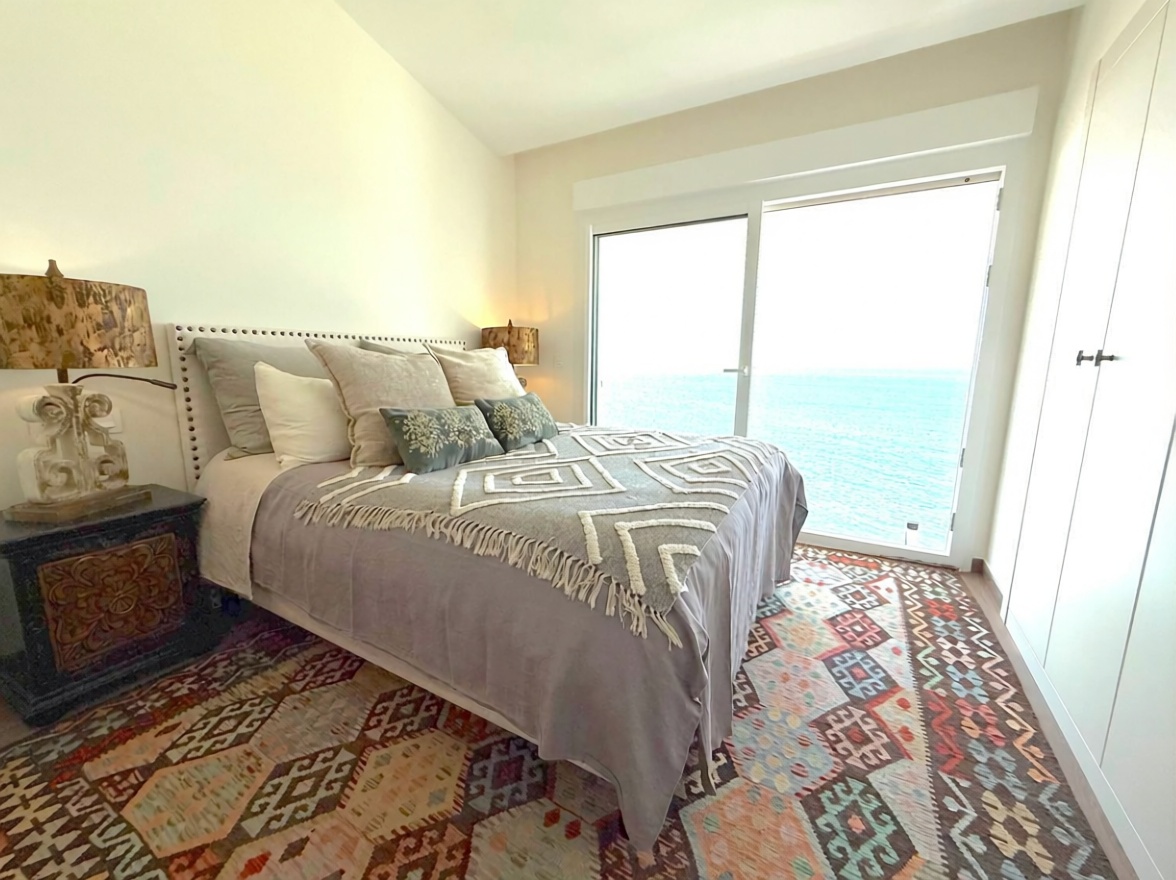 Beachfront duplex in Estepona — Bedroom