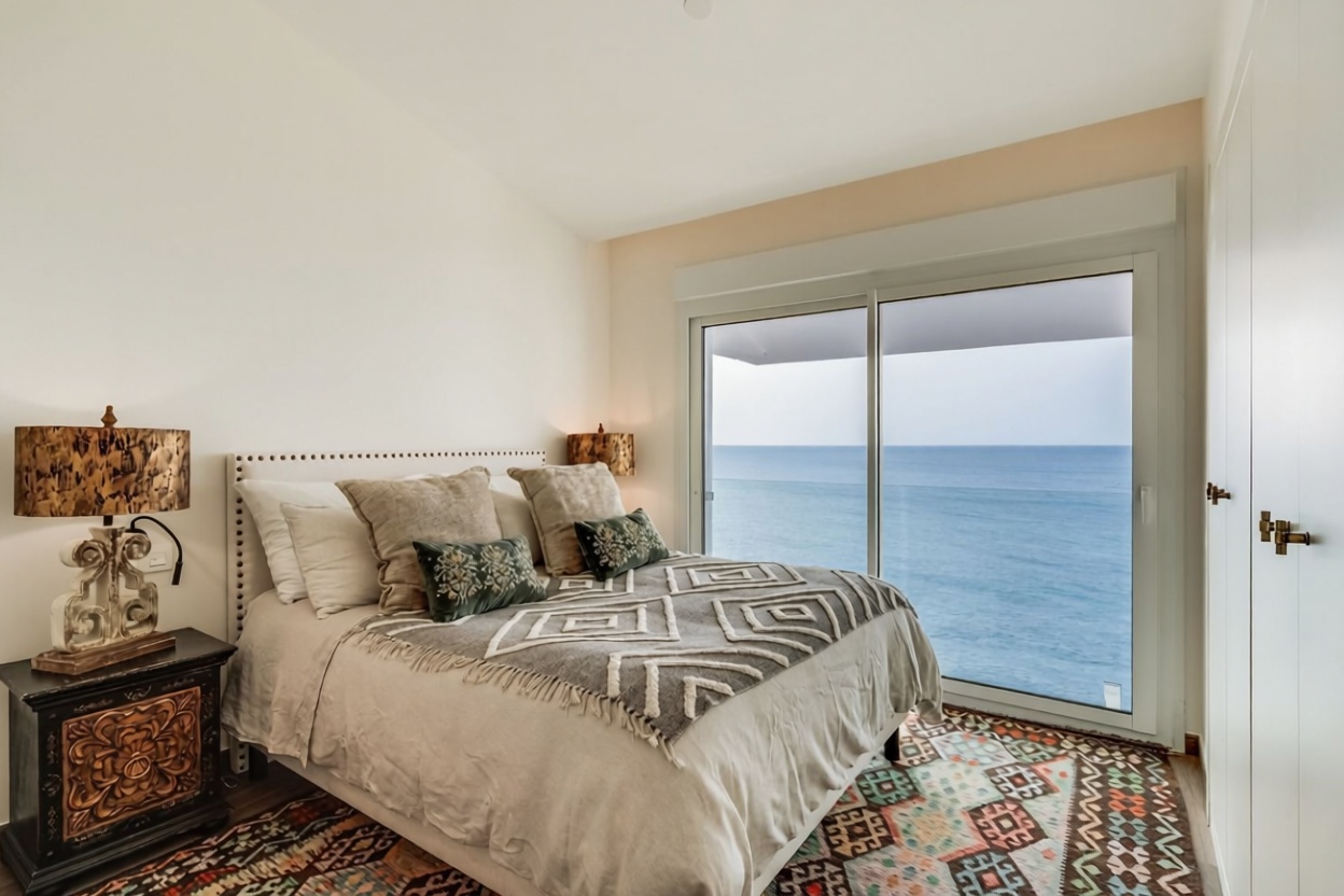 Beachfront duplex in Estepona — Bedroom