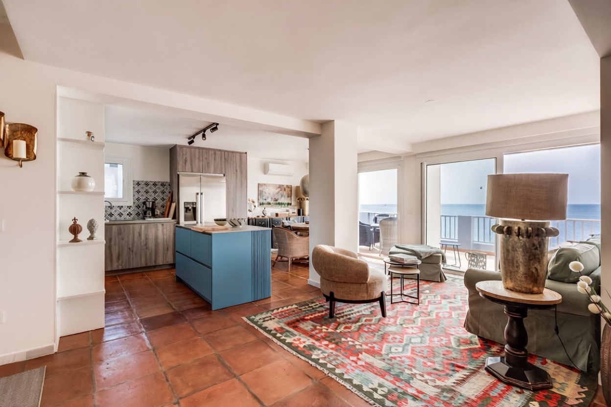 Beachfront duplex in Estepona — Living room