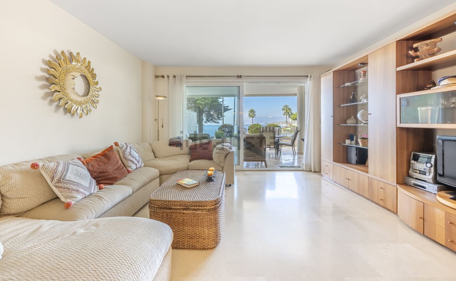 Apartamento em primeira linha de praia em Estepona — Sala