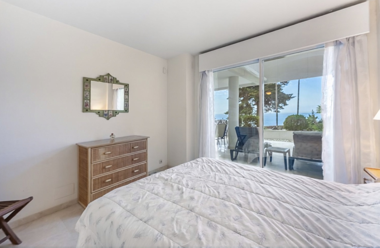 Piso en primera línea de playa en Estepona — Dormitorio