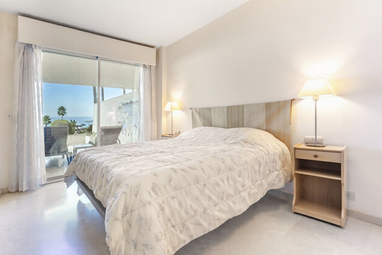 Piso en primera línea de playa en Estepona — Dormitorio